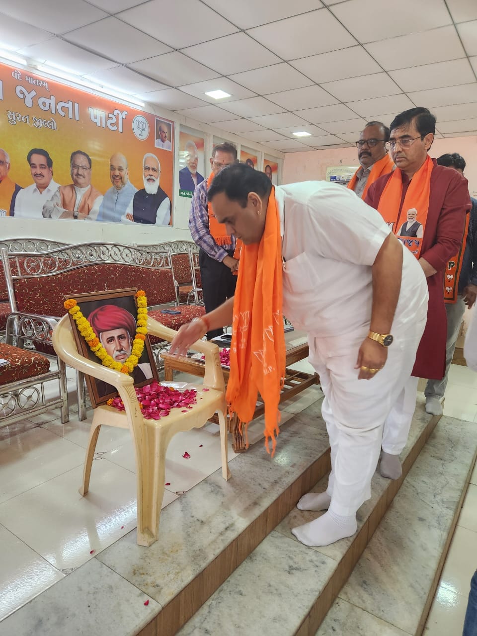 તા.૧૧/૦૪/૨૦૨૪ ના રોજ ૨૩- બારડોલી લોકસભા ભારતીય જનતા પાર્ટી અંતર્ગત એક અગત્યની મીટીંગ બારડોલી લોકસભા કાર્યાલય પર ક્લસ્ટર પ્રભારી શ્રી ભરતભાઈ પંડ્યાજીની અધ્યક્ષતામાં રાખવામાં આવી.